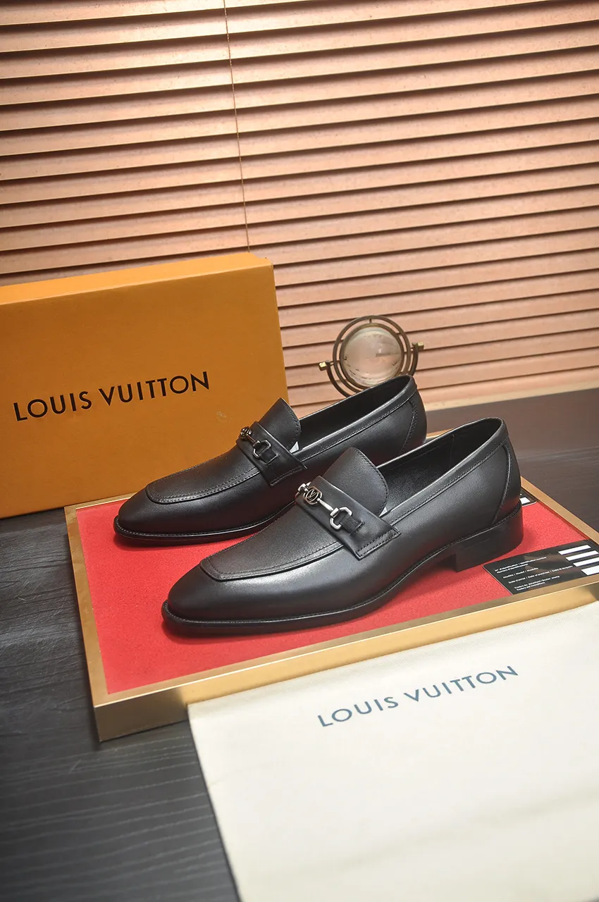 Men's men's shoes 💰540💶 [LV] (original single cowhide lining) 🍀LV's latest genuine leather business suit shoes are launched simultaneously on the official website. The first-layer cowhide imported from Italy is made of heavy gold, 💥official website 1:1 rubber outsole. Versatile to wear, high-end without losing class, and the color combination is extraordinary. This four-season style is alluring when worn on your feet, showing off your big-name flair. Standard code 38-45 (45 customized)